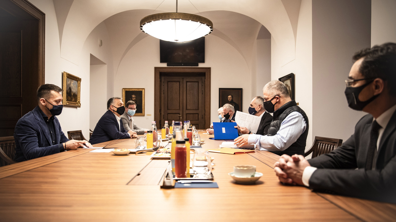 A Miniszterelnöki Sajtóiroda által közreadott képen Orbán Viktor miniszterelnök (b) a Megyei Jogú Városok Szövetségének (MJVSZ) vezetőségével tárgyal. A megbeszélésen Szita Károly, az MJVSZ elnöke, Kaposvár polgármestere (j2), Péterffy Attila társelnök, Pécs polgármestere (j3), Szalay Ferenc ügyvezető alelnök, Szolnok polgármestere (j4), Kósa Lajos tiszteletbeli elnök (j), valamint a kormány részéről Gulyás Gergely, a Miniszterelnöksé(get (b2) és Rogán Antal, a Miniszterelnöki Kabinetirodát vezető miniszter vett részt. A tanácskozáson a koronavírus-járvány gazdasági hatásairól és a válságkezelés lehetőségeiről, eszközeiről volt szó.