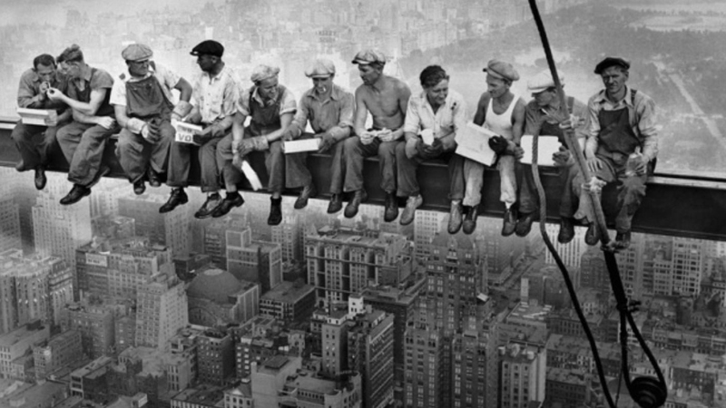  Ebéd a világ legnagyobb épületének tetején, Rockefeller Center, New York 1932