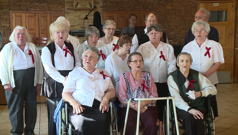 Kulturális bemutatóval zárult az idősek hónapja rendezvénysorozat ma délután Kaposváron. Több városi és városkörnyéki nyugdíjas klub tagjai jöttek össze egy kellemes együttlétre az egyik rendezvényházban.
