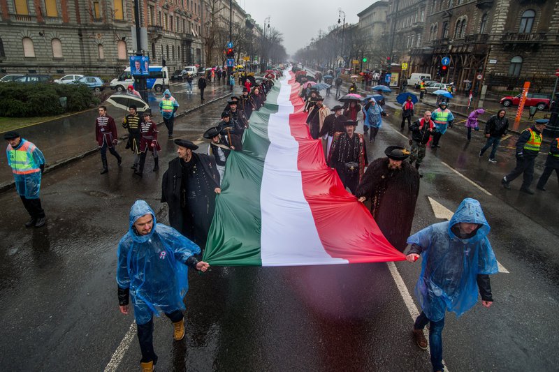 Egy több mint hétszáz méter hosszú magyar zászlót visznek a magyar zászló és címer napja alkalmából szervezett felvonulás résztvevői a fővárosi Andrássy úton 2018. március 16-án. MTI Fotó: Balogh Zoltán