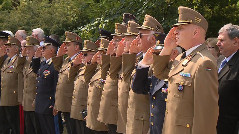 A résztvevők előbb a 44-es gyalogezred emlékoszlopánál tisztelegtek a honvédő csatákban harcolt és elhunyt hősök előtt, majd többen is elismeréseket vehettek át.