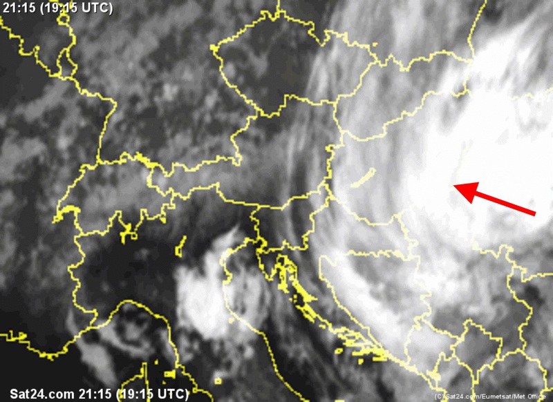  A friss műholdképen a Románia felett hatalmas felhő és csapadékzóna látható, amely reggelre beteríti hazánkat.