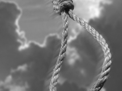 öngyilkos kötél felakasztott