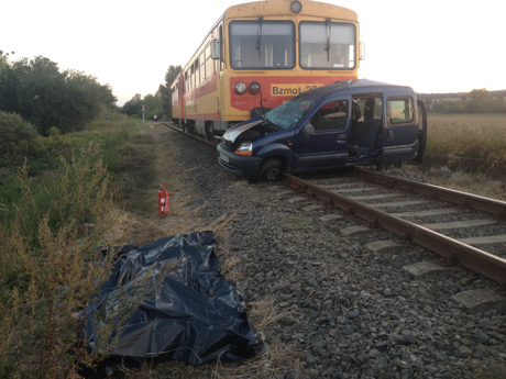 vonat baleset autó ütközés Felsőmocsolád
