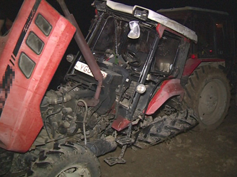 összetört traktor