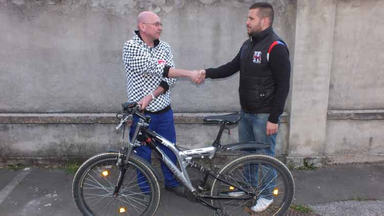 A sértett (bal oldalon) a Kaposvári Rendőrkapitányságon visszakapta az eltulajdonított kerékpárt.
