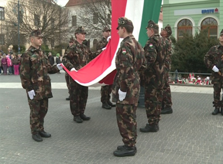 zászló levonás Kossuth tér 2