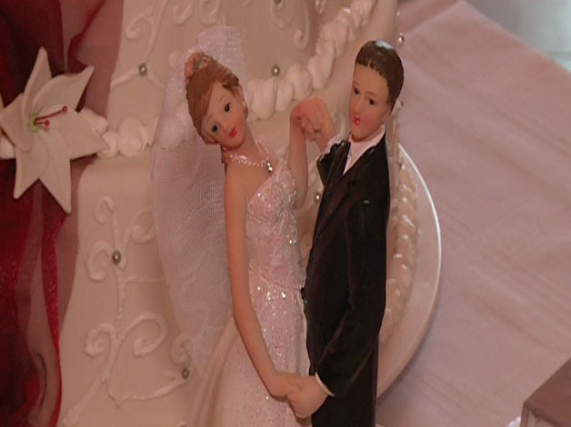 esküvő - ifjú pár a tortán