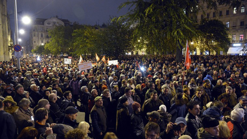 Nagyjából tízezren demonstráltak az internetadó ellen.