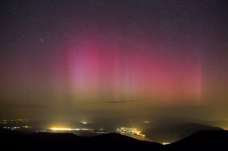 Pilisszentkereszt, 2015. március 18. Sarki fény (aurora borealis) a dobogókői kilátóból fotózva 2015. március 18-án. MTI Fotó: Mohai Balázs