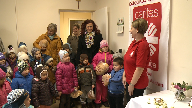 Gyerekek adományoztak élelmiszert a rászorulóknak Kaposváron a megyei Caritasszal karöltve