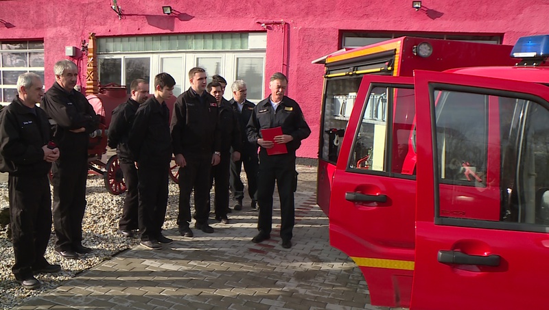 Dobson Tibor tűzoltó dandártábornok mutatja be az új járművet