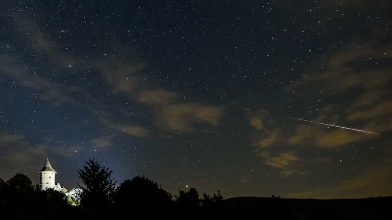 Meteor az égbolton a somoskői vár felett Salgótarjánból fotózva 2020. augusztus 11-én éjjel. A Föld belépett a Perseida meteorraj összetevőit alkotó 109P/Swift-Tuttle üstökös pályája mentén szétszórt porfelhőbe. A Perseidák az egyik legismertebb, sűrű csillaghullást előidéző meteorraj. MTI/Komka Péter