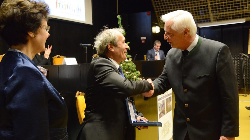 A díjat dr. Neszményi Zsolt kormánymegbízott adta át Barkóczi Istvánnak, a SEFAG Zrt. vezérigazgatójának.