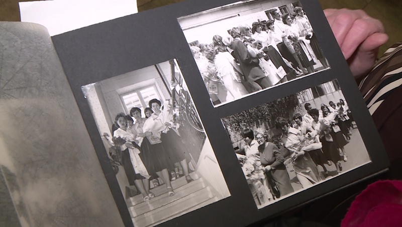 Egy öregdiák mutatja iskolai fotóalbumát