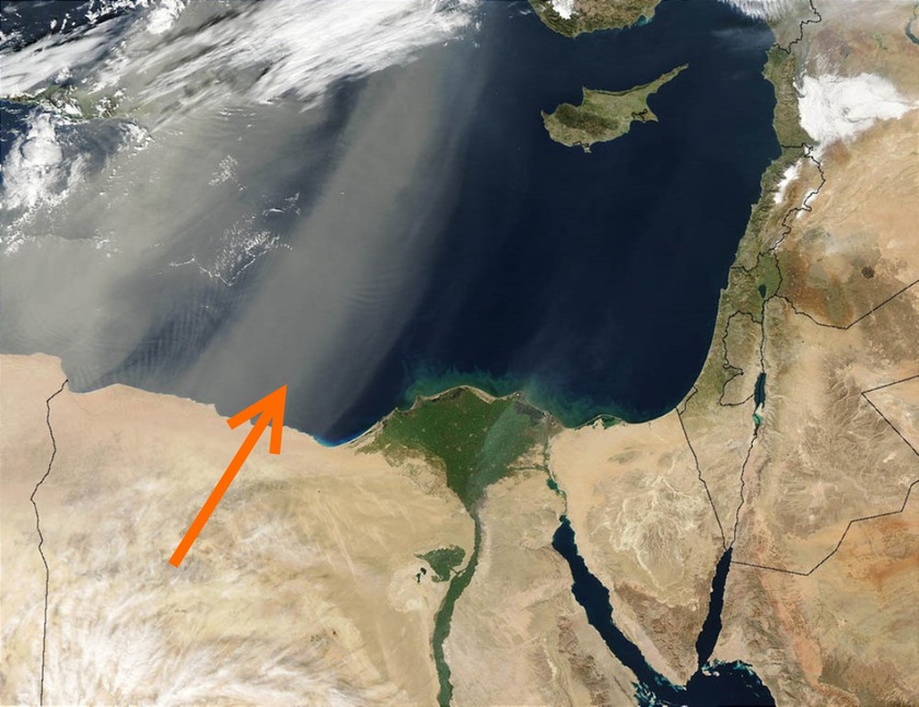 A látványos műholdfelvételen a Földközi-tengeren átkelő és Európa partjait elérő légköri homok látható.