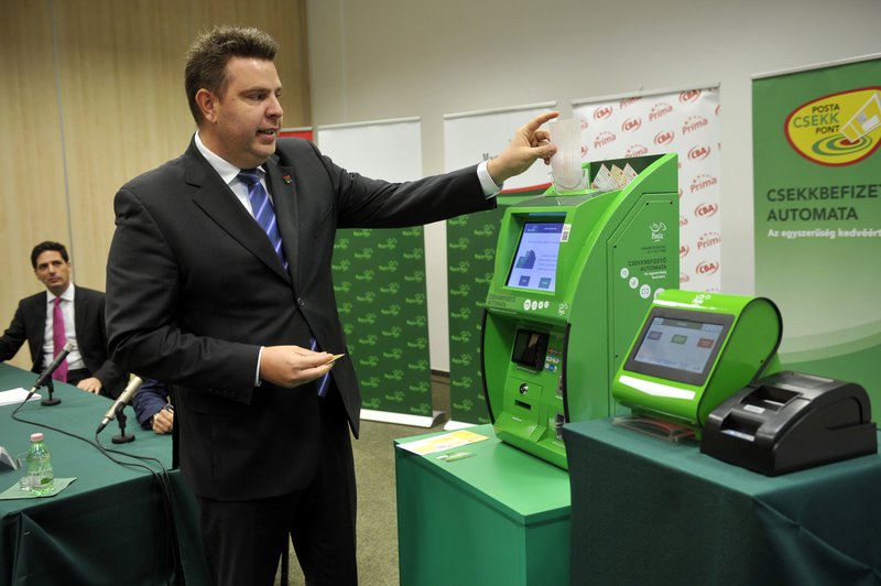 A CBA-nál 66 db, a Rossmann boltjaiban 25 db csekkbefizető automatát állítanak fel. MTI Fotó: Kovács Attila