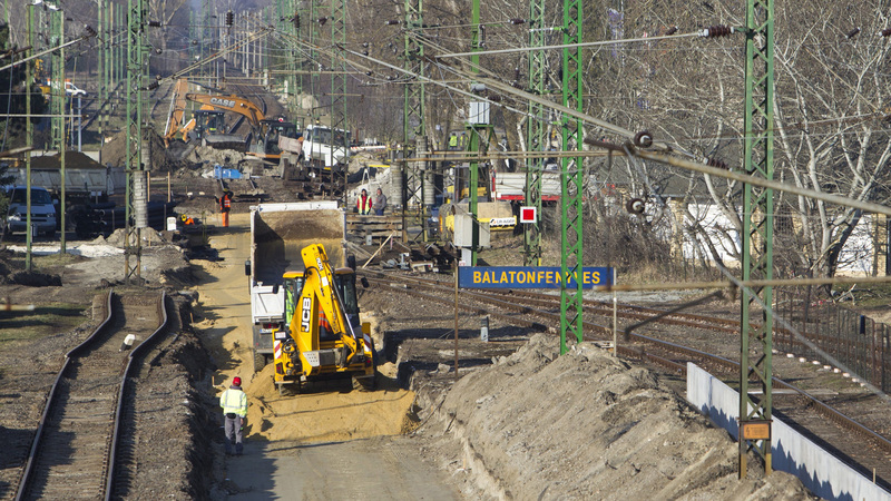 A dél-balatoni vasútvonal felújítási munkálatai a balatonfenyvesi vasútállomásnál; fotó: MTI/Varga György