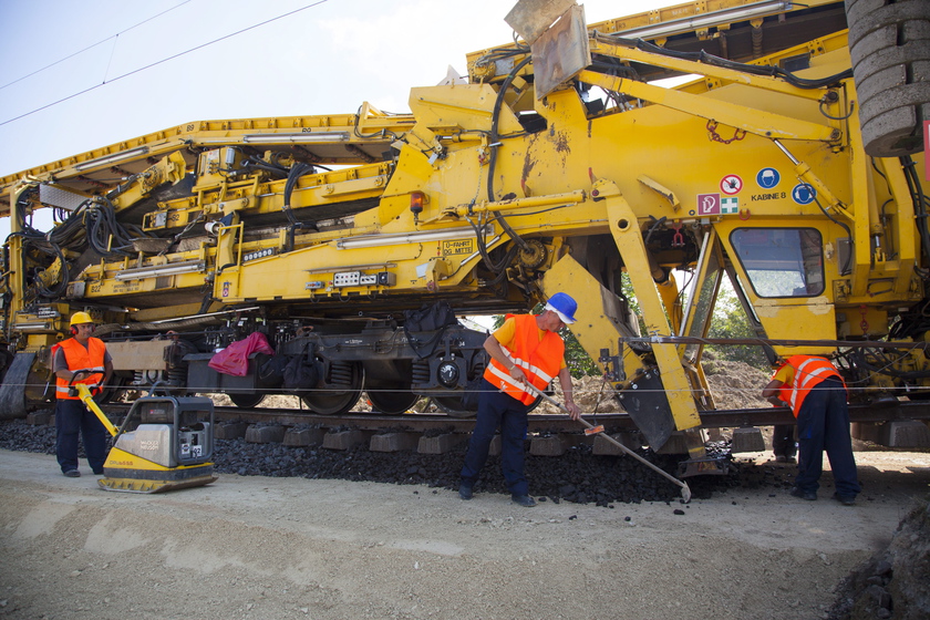A Lepsény - Szántód-Köröshegy vasútvonal korszerűsítését végző mintegy kétezer tonnás óriásgép a dél-balatoni vasútvonal fejlesztésének nyitóünnepségén Siófokon 2014. szeptember 9-én. MTI Fotó: Varga György