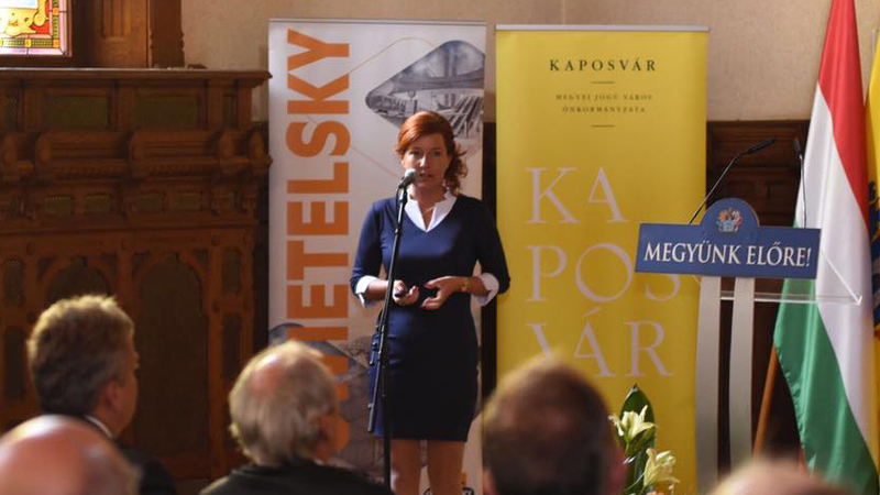 L Balogh Krisztina IMCS projektismertetést tart a kaposvári városházán (Fotó: Facebook)