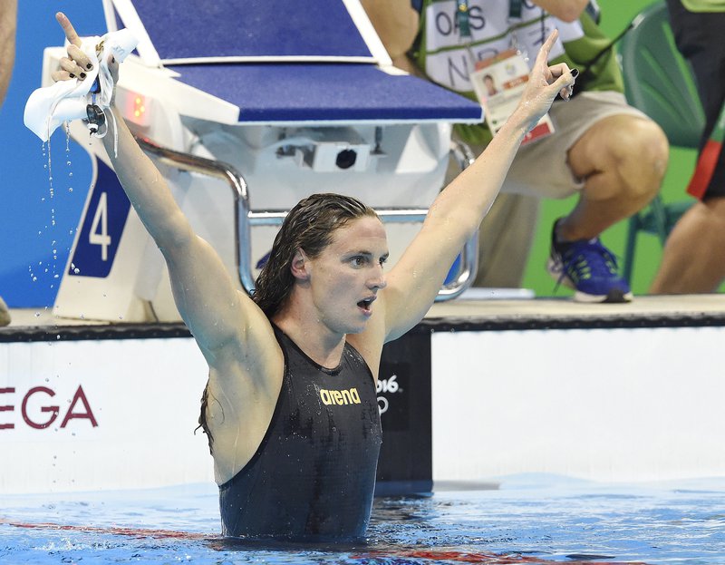 Hosszú Katinka örül, miután világcsúccsal győzött a 2016-os riói nyári olimpia 400 méteres vegyesúszás versenyszámának döntőjében a Rio de Janeiró-i Olimpiai Uszodában 2016. augusztus 6-án. MTI Fotó: Kovács Tamás