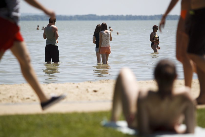 Fürdőzők a Balatonban a keszthelyi strandon. MTI Fotó: Varga György