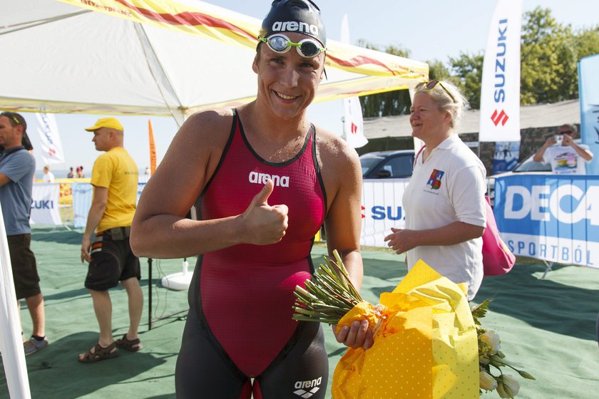 Risztov Éva olimpiai bajnok úszónő, a Révfülöpről indult Balaton-átúszás második helyezettje, a női verseny győztese beérkezik a célba Balatonbogláron 2015. július 4-én. MTI Fotó: Varga György