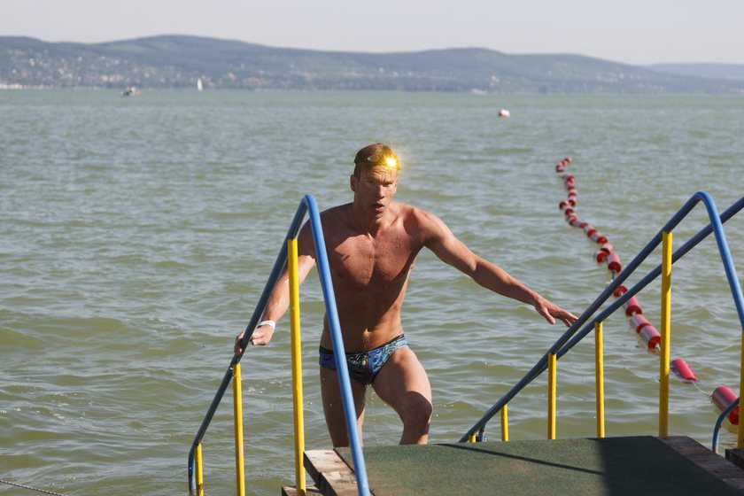 Papp Márk debreceni úszó, a Balaton-átúszás győztese beérkezik a célba. MTI Fotó: Varga György