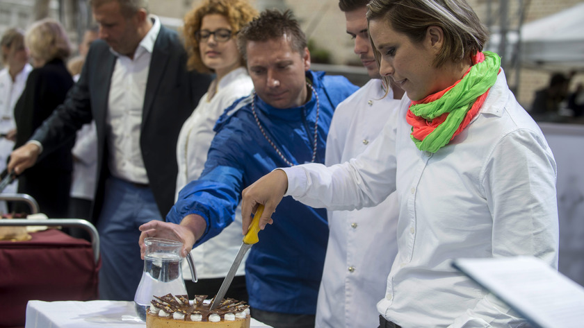 Risztov Éva olimpiai bajnok úszó felvágja Magyarország tortáját a fővárosban, a Várkert Bazár előtt felállított színpadon. Idén a Pannonhalmi sárgabarack-pálinkás karamelltorta lett az ország tortája. MTI Fotó: Kallos Bea