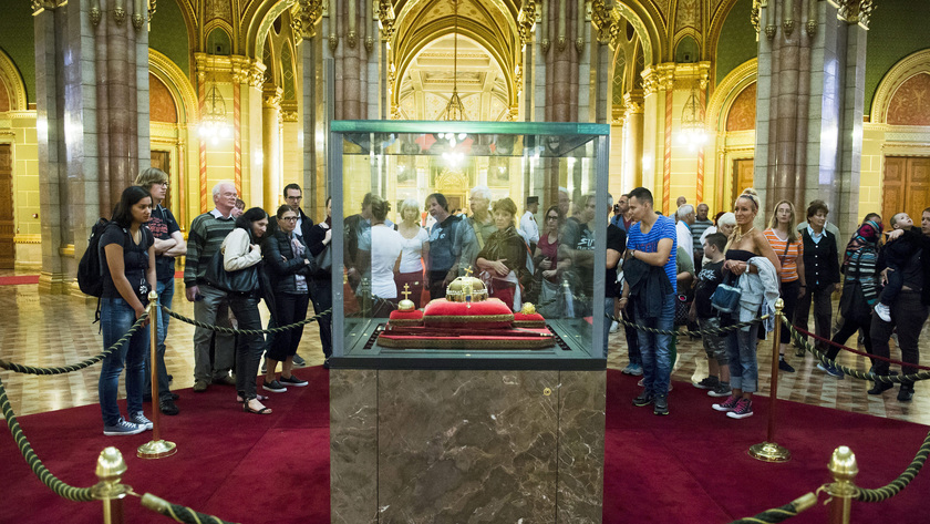 Látogatok nézik a Szent Koronát az Országházban az augusztus 20-i nemzeti ünnepen tartott nyílt napon. MTI Fotó: Koszticsák Szilárd