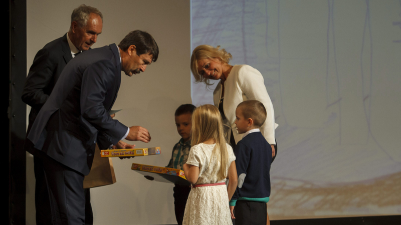 Áder János köztársasági elnök és Szita Károly polgármester díjakat ad át egy óvodásoknak meghirdetett rajzverseny győzteseinek. Fotó: MTI/Varga György