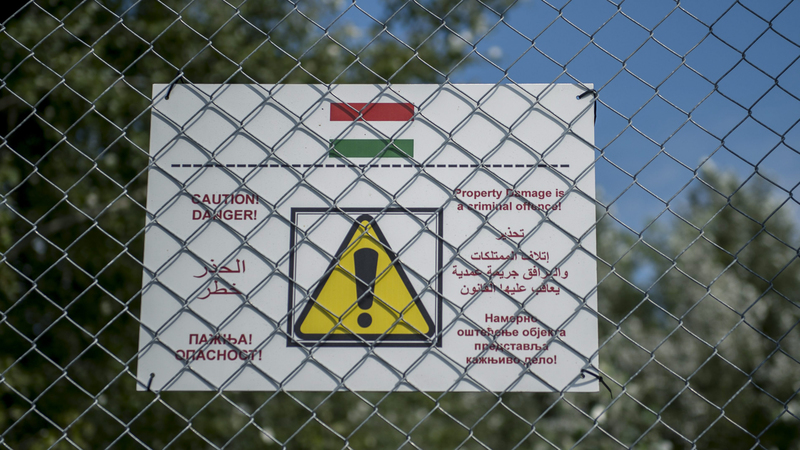 Illegális bevándorlóknak szóló figyelmeztető tábla az áteresztési pontnál Röszkénél, a röszke-horgosi magyar-szerb határnál 2015. szeptember 15-én. A felirat jelentése: Figyelem! Veszély! A tulajdon rongálása bűncselekmény! Ezen a napon hatályba léptek a migrációs helyzet miatti új szabályozások. MTI Fotó: Mohai Balázs