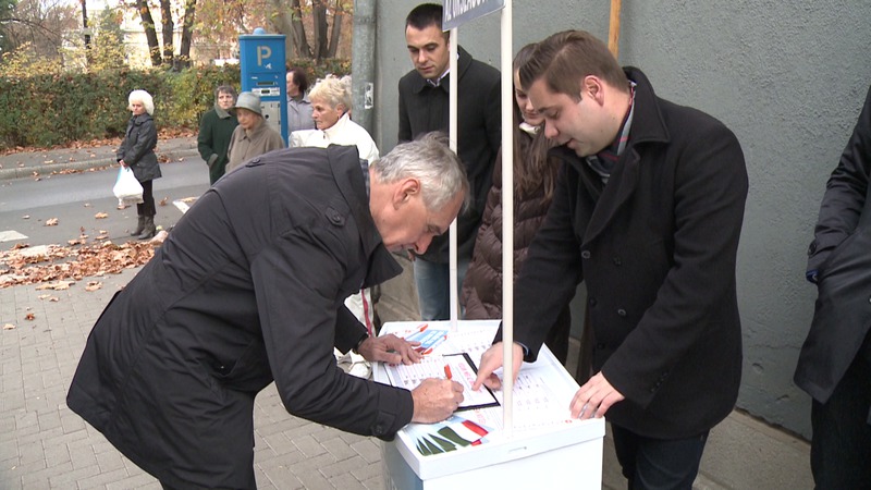 Szita Károly, Kaposvár polgármestere is támogatta a petíciót aláírásával. 