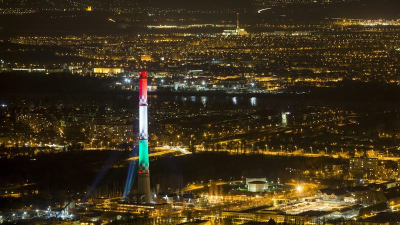 A Budapesti Távhőszolgáltató Zrt. Észak-budai Fűtőművének 203 méter magas kéménye nemzeti színekkel megvilágítva 2016. március 14-én este; MTI Fotó/Mohai Balázs