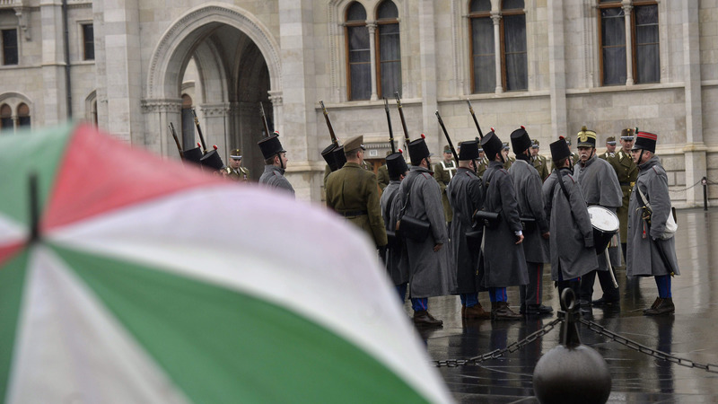 Katonák a budapesti Kossuth Lajos téren, ahol felvonják Magyarország lobogóját; MTI Fotó/Máthé Zoltán