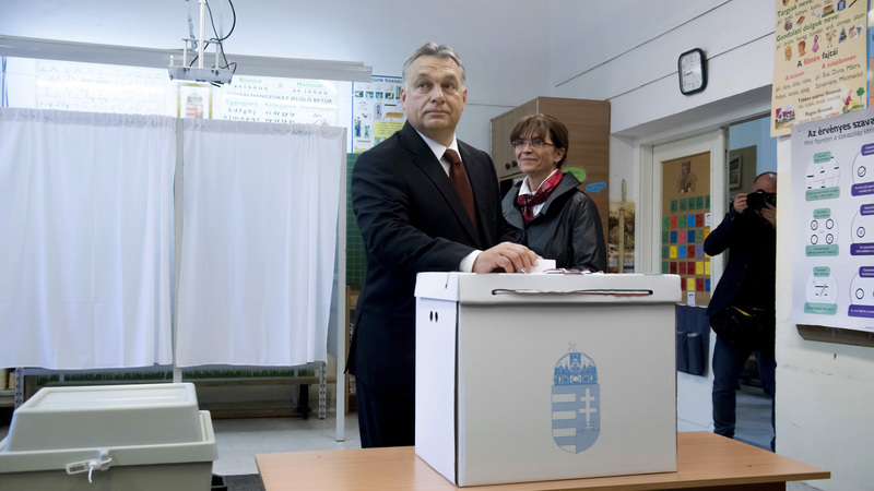 Orbán Viktor miniszterelnök is leadta szavazatát a XII. kerületi Zugligeti Általános Iskolában kialakított 53. szavazókörben, mellette felesége, Lévai Anikó. fotó: MTI/Koszticsák Szilárd