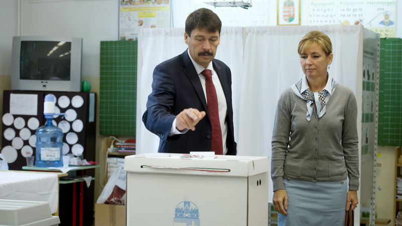 Áder János köztársasági elnök is leadta szavazatát, mellette felesége, Herczegh Anita. fotó: MTI/Koszticsák Szilárd
