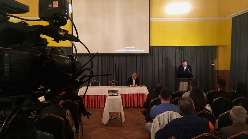 Gelencsér Attila, önkormányzati képviselő beszél a Fidesz eredményváróján.