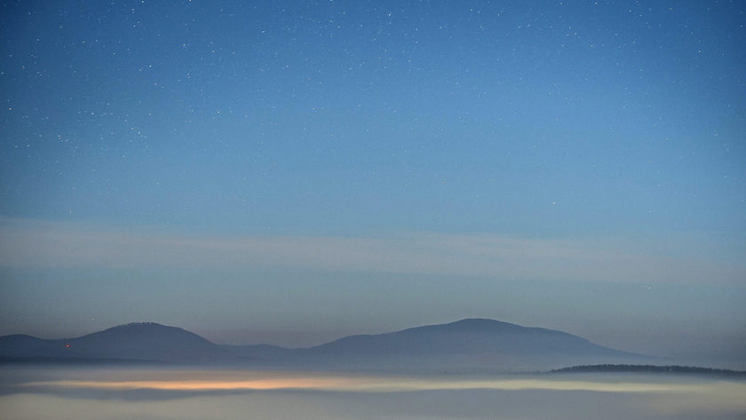 Köd borítja be a Mecsek legmagasabb hegycsúcsát, a Zengőt. fotó: MTI/Sóki Tamás