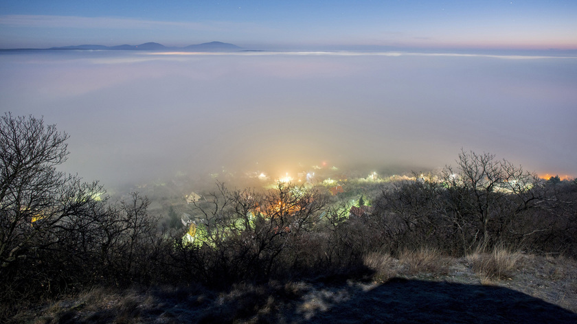 Köd borítja be Pécsbányát, Pécs egyik városrészét a Mecsek oldalában. fotó: MTI/Sóki Tamás