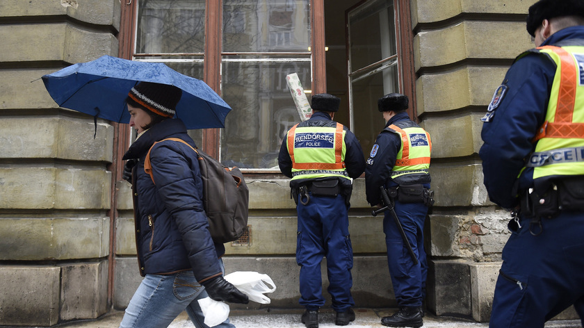 Rendőrök a lakókat tájékoztatják egy nappal Vlagyimir Putyin orosz elnök látogatása előtt Budapesten, az V. kerületi Alkotmány utcában 2017. február 1-jén. fotó: MTI/Kovács Tamás