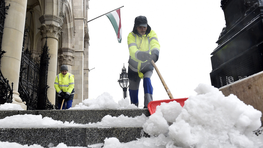 Eltakarítják a havat a Parlament főlépcsőjéről. fotó: MTI/Kovács Tamás