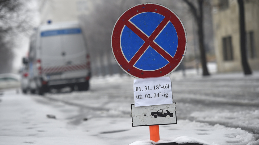 Parkolást tiltó tábla Budapesten, az V. kerületi Széchenyi rakparton 2017. február 1-jén. Vlagyimir Putyin orosz elnök február 2-i budapesti látogatása miatt a város több pontján január 31-én 18 órától február 2-án 24 óráig várakozási tilalmat rendeltek el. fotó: MTI/Kovács Tamás