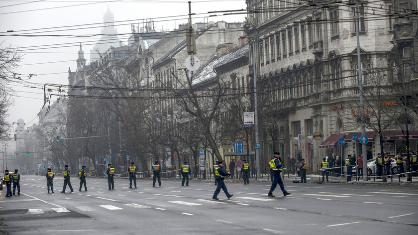 Rendőrök Vlagyimir Putyin orosz elnök érkezése előtt Budapesten, a lezárt a Bajcsy-Zsilinszky úton. fotó: MTI/Marjai János