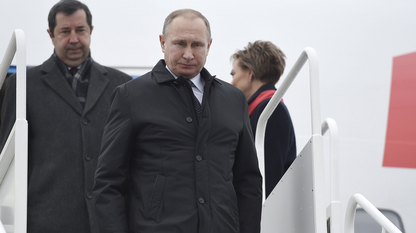 Vlagyimir Putyin orosz elnök kiszáll repülőgépéből Budapesten, a Liszt Ferenc-repülőtéren. fotó: MTI/Kovács Tamás