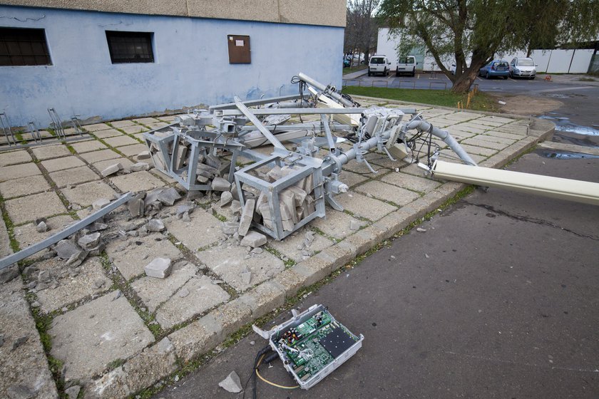 A szélvihar miatt leesett mobiltelefon-átjátszó állomás egy tízemeletes épület előtt Siófokon MTI Fotó: Varga György