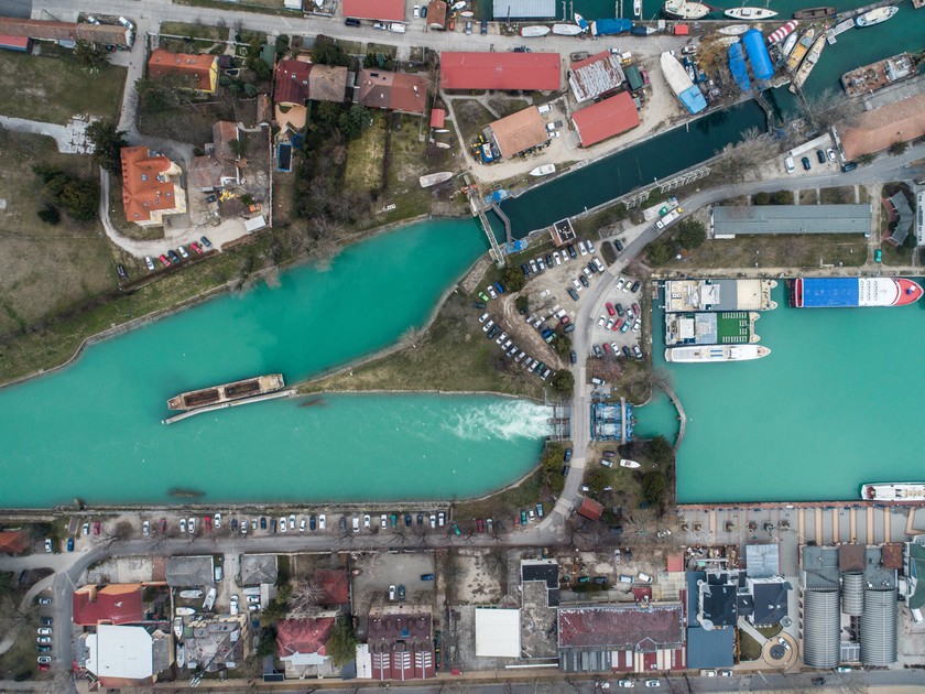 A siófoki zsilip 2018. március 26-án. A Balaton magas vízállása miatt a Sió-csatornán keresztül folyamatosan engedik a vizet a tóból. MTI Fotó: Jánossy Gergely