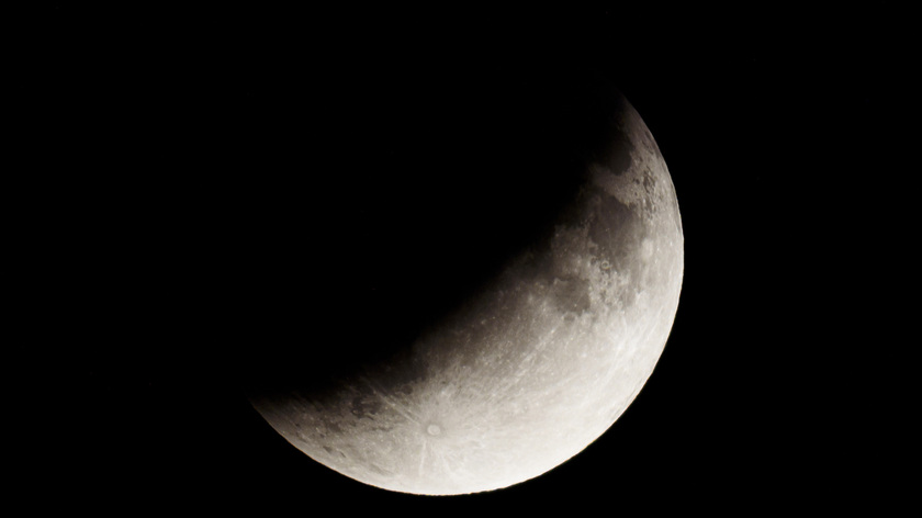 Részleges holdfogyatkozás Salgótarjánból nézve 2019. július 16-án. MTI/Komka Péter