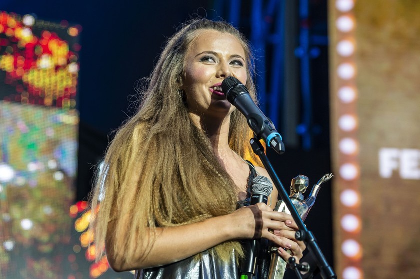 Nagy Brigitta, az év felfedezettje díjat elnyert Acoustic Planet együttes énekese az idei Petőfi Zenei Díjak átadásán.