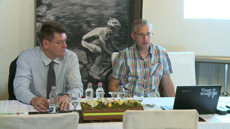 Dér Tamás, Kaposvár alpolgármestere, valamint Eisen Károly, a Tour de Hongrie főszervezője a szerda délutáni sajtótájékoztatón.